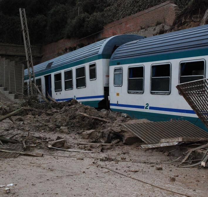 Frana sulla ferrovia, cinque feriti sul regionale