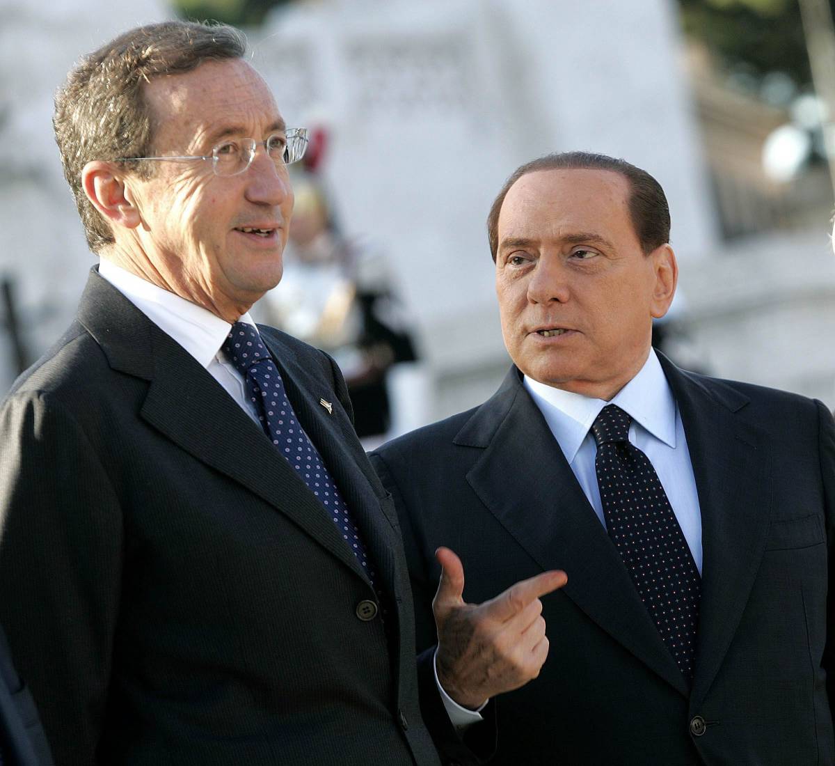 Fini-Berlusconi: scambio di battute all'Altare della Patria