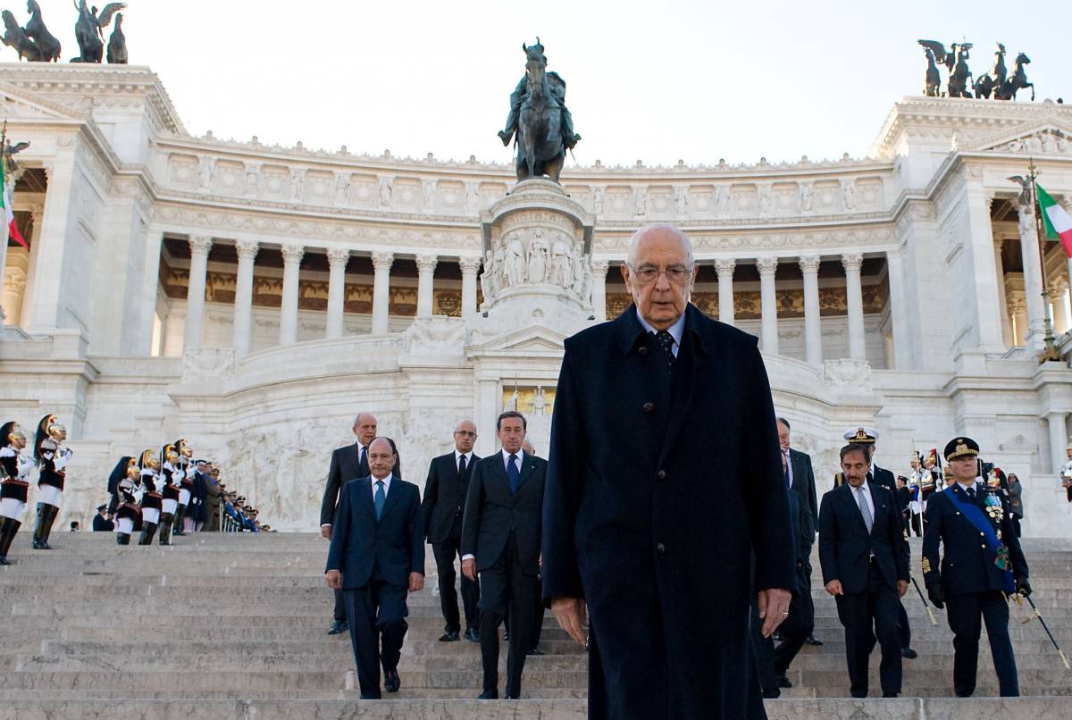 Napolitano: "Serve un'Italia stabile" 
E Bossi: "Berlusconi e Fini si parlino"