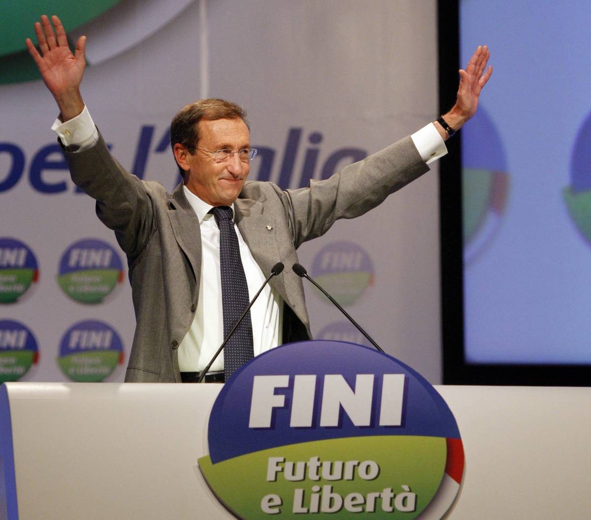 Fini: "Nessun obbiettivo ci è precluso" 
Bocchino: "Appoggio esterno? Oltre"