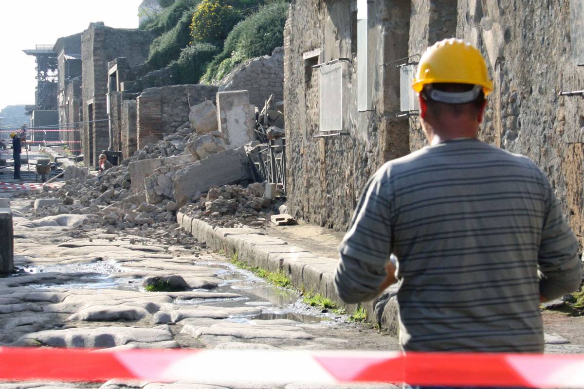 Pompei cade a pezzi, 240 milioni per salvarla 
Napolitano: "Crollo vergogna per l'Italia"