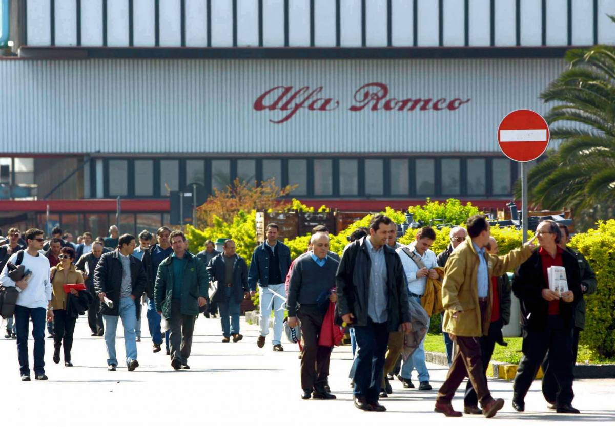 Fiat, a Pomigliano d'Arco 
una stella a cinque punte 
sui cancelli della fabbrica