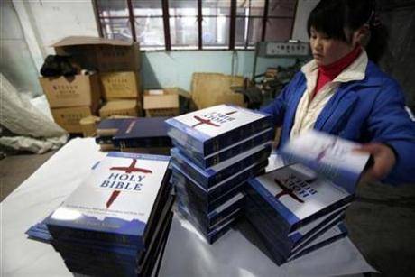 Ora anche la Bibbia è made in China: 
80 milioni di copie, e costa pure meno