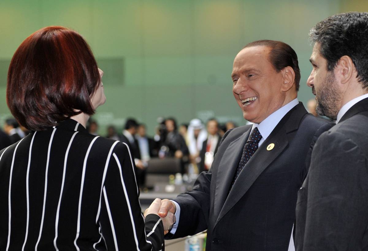 Berlusconi non molla: "Fli? Mi sfiducino in aula". E finito il summit di Seul rientra subito in Italia