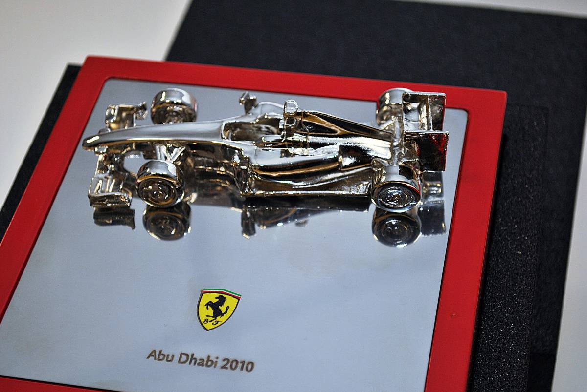 Così la Ferrari diventa un'opera d'arte nel deserto
