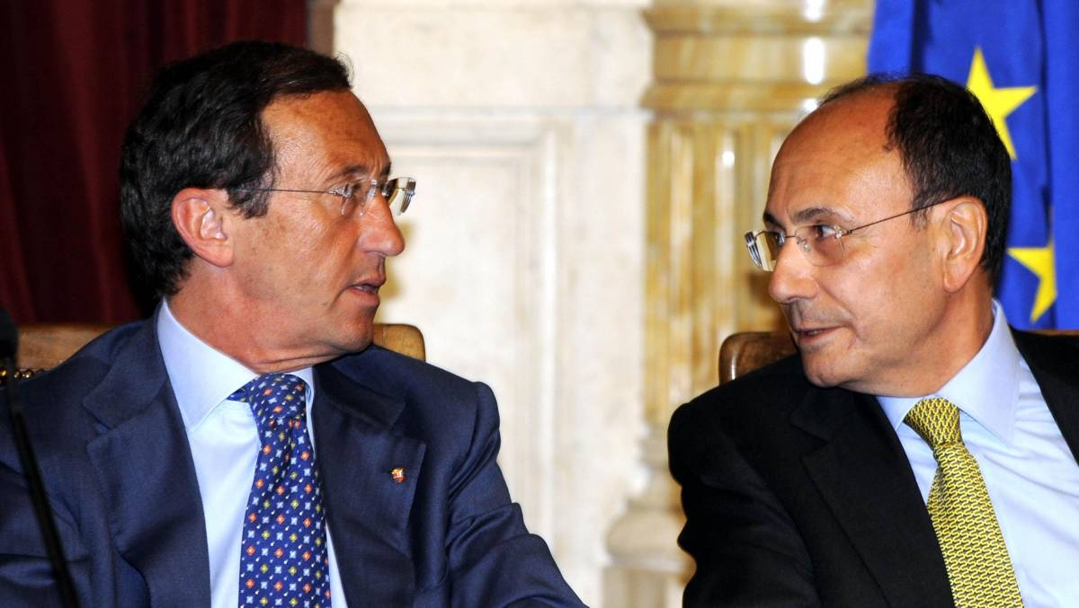 Schifani: chi ha vinto le elezioni deve governare 
Casini e Bersani: "Sì a sfiducia dopo la manovra"