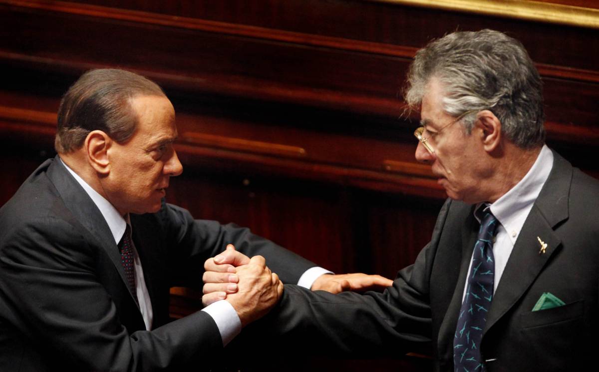 Fli esce, Schifani e Fini domani al Colle 
Berlusconi e Bossi: "Fiducia o elezioni"