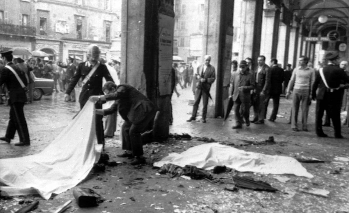 Strage piazza della Loggia 
Tutti assolti i 5 imputati 
è l'ultima strage impunita