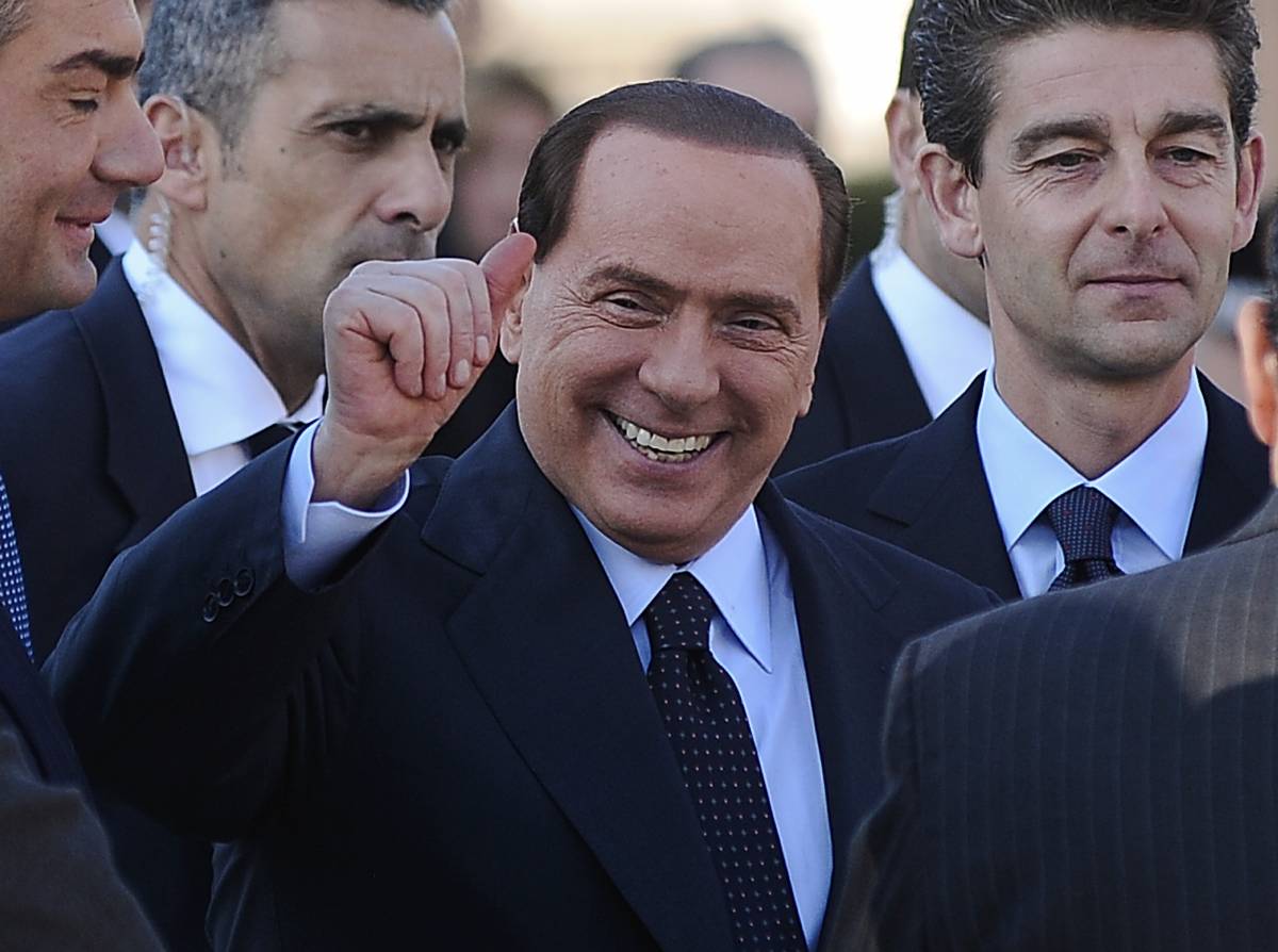 Governo, Berlusconi: "Fiducia o voto anticipato" 
Napolitano: "Sì a manovra, poi responsabilità"