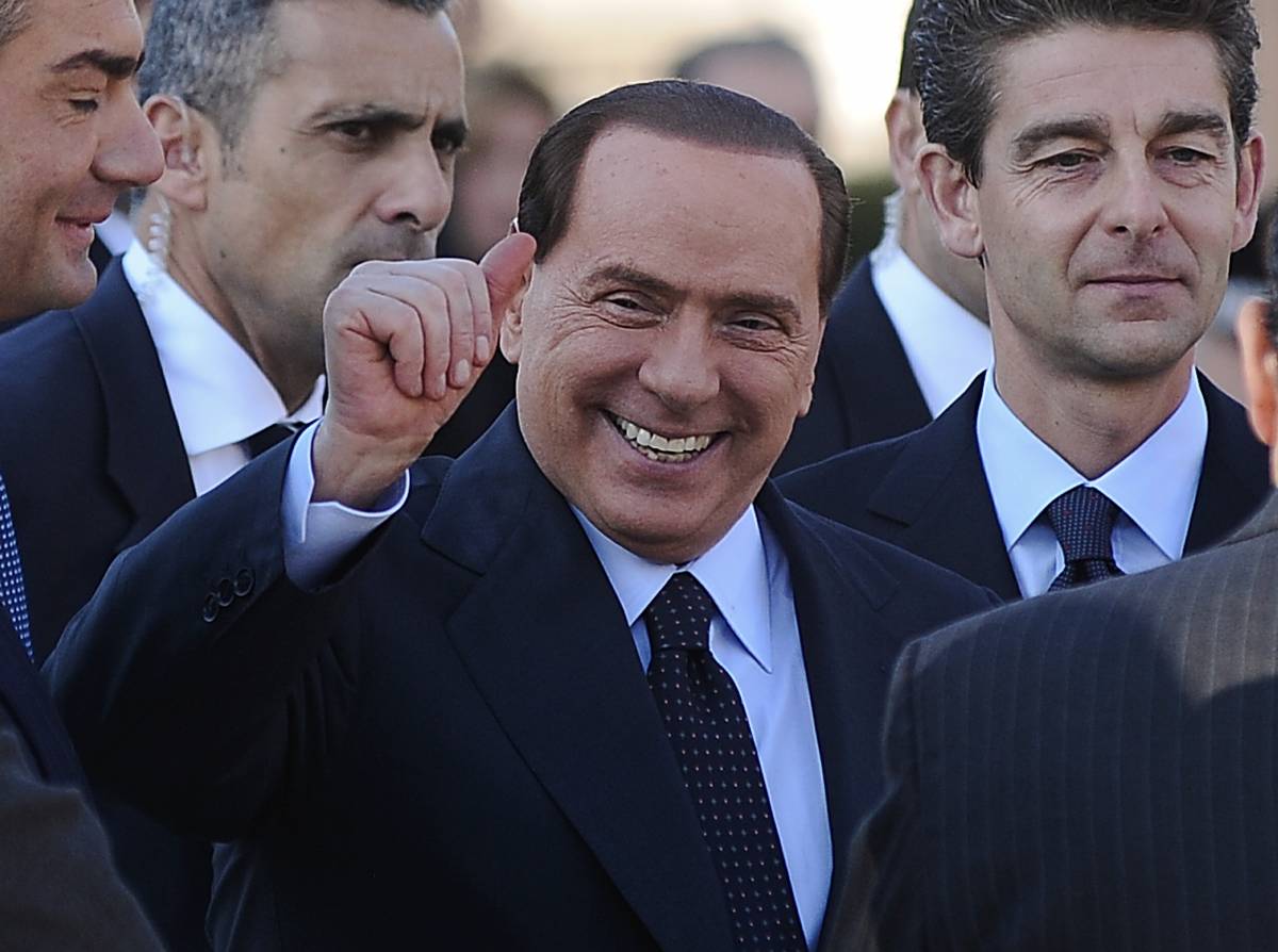 Governo, Berlusconi: "Fiducia o voto anticipato" 
Napolitano: "Sì a manovra, poi responsabilità"