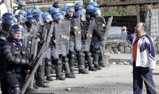 Rifiuti, bombe a mano trovate vicino a Cava Sari 
Il questore: "Sono un attacco contro di noi"