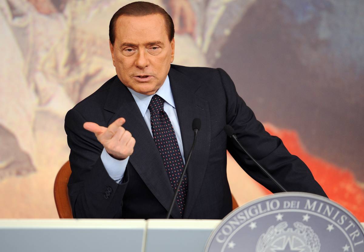 Berlusconi prepara il "predellino-bis" 
Fini nell'angolo, ora frena sulla fiducia