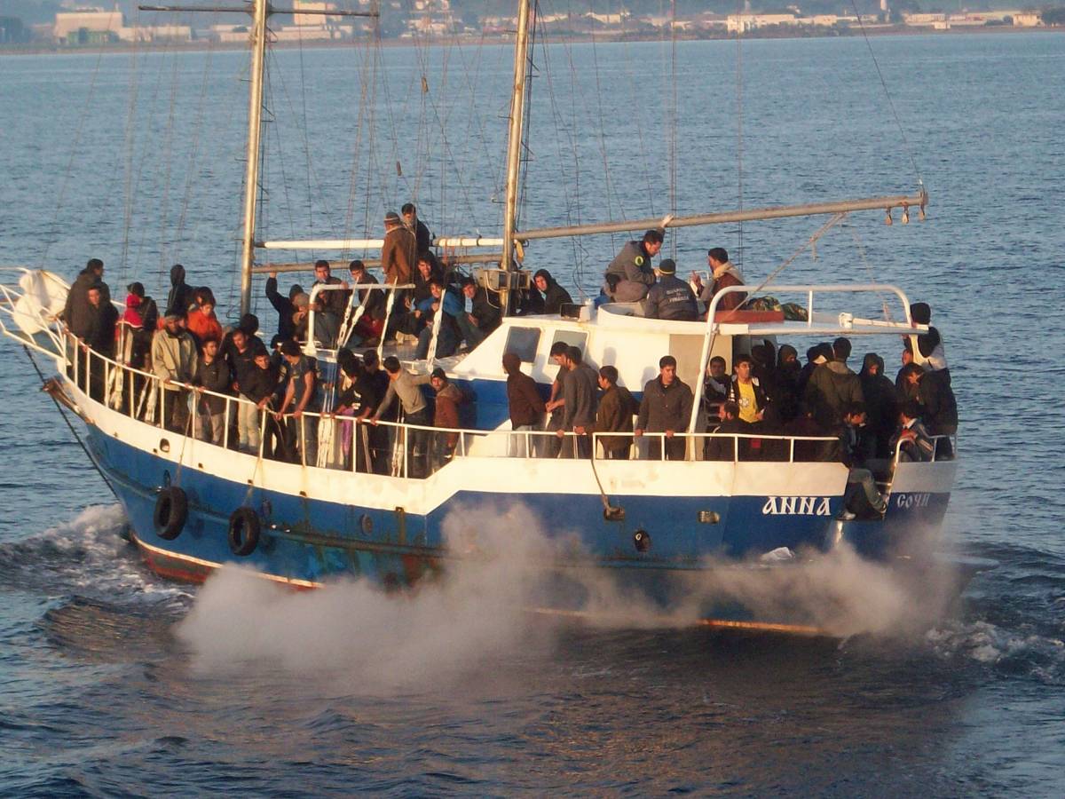 Immigrazione, bloccato 
in Calabria un veliero: 
a bordo 137 clandestini