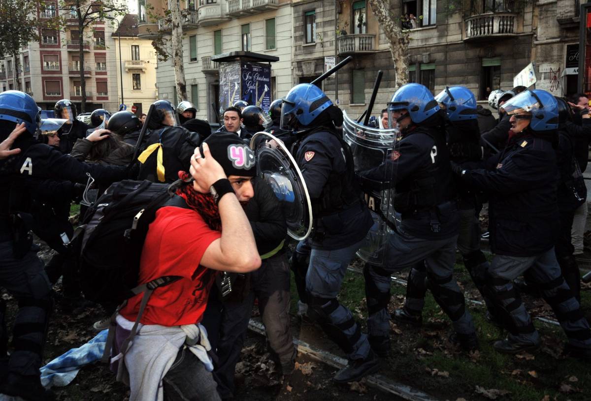 Corteo studenti, scontri a Loreto 
De Corato: "Flop da 60mila euro"