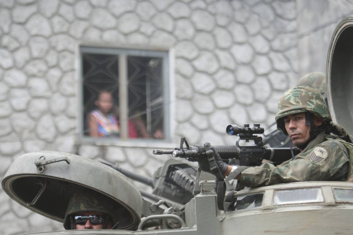 Lula: l'esercito resta nelle favelas di Rio
