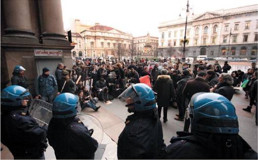 Centri sociali, studenti e Cgil: 
assedio alla Prima della Scala