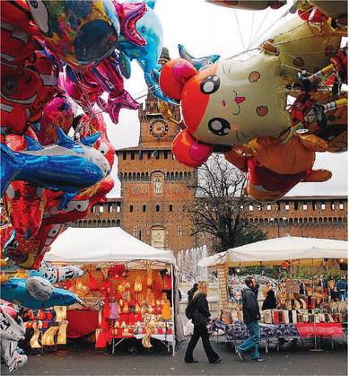 Pattini, bancarelle e luci: apre il villaggio del Natale