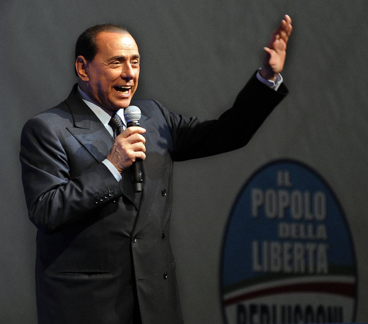 Berlusconi: "Crisi è da irresponsabili" 
Fini: "Vuole comandare e perde pezzi"