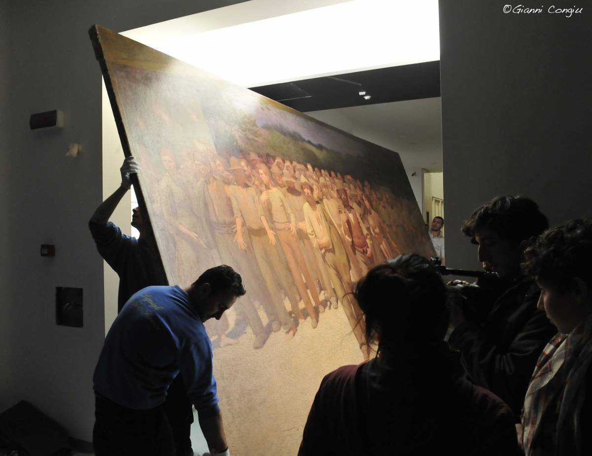 Così il Palazzo dell'Arengario è tornato a vivere 
"Quarto Stato" in vetrina: si ammira dalla piazza