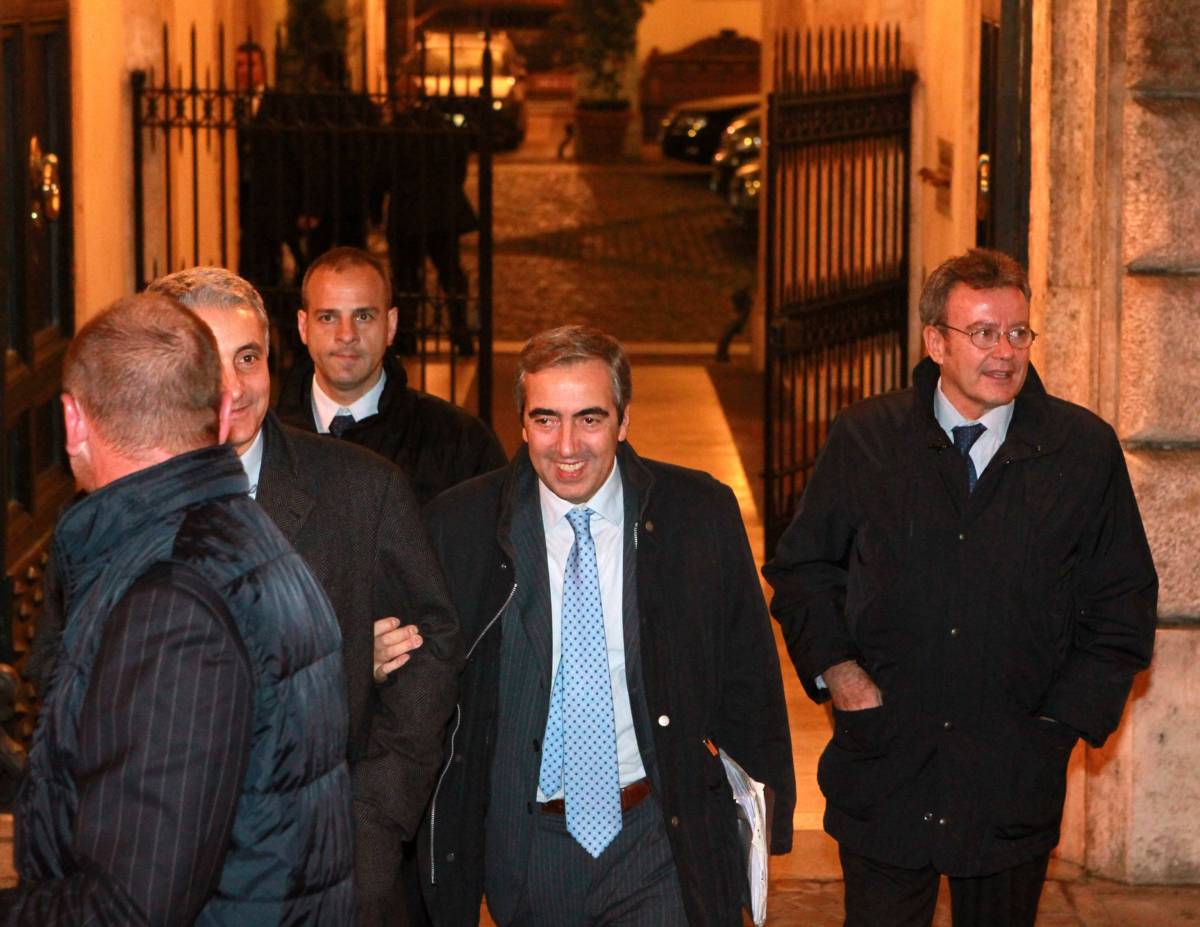 Berlusconi: "Lavoro per evitare crisi" 
Pdl: no a dimissioni, avremo la fiducia