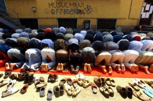 Islam, la provocazione della Le Pen: 
preghiere in strada come occupazione