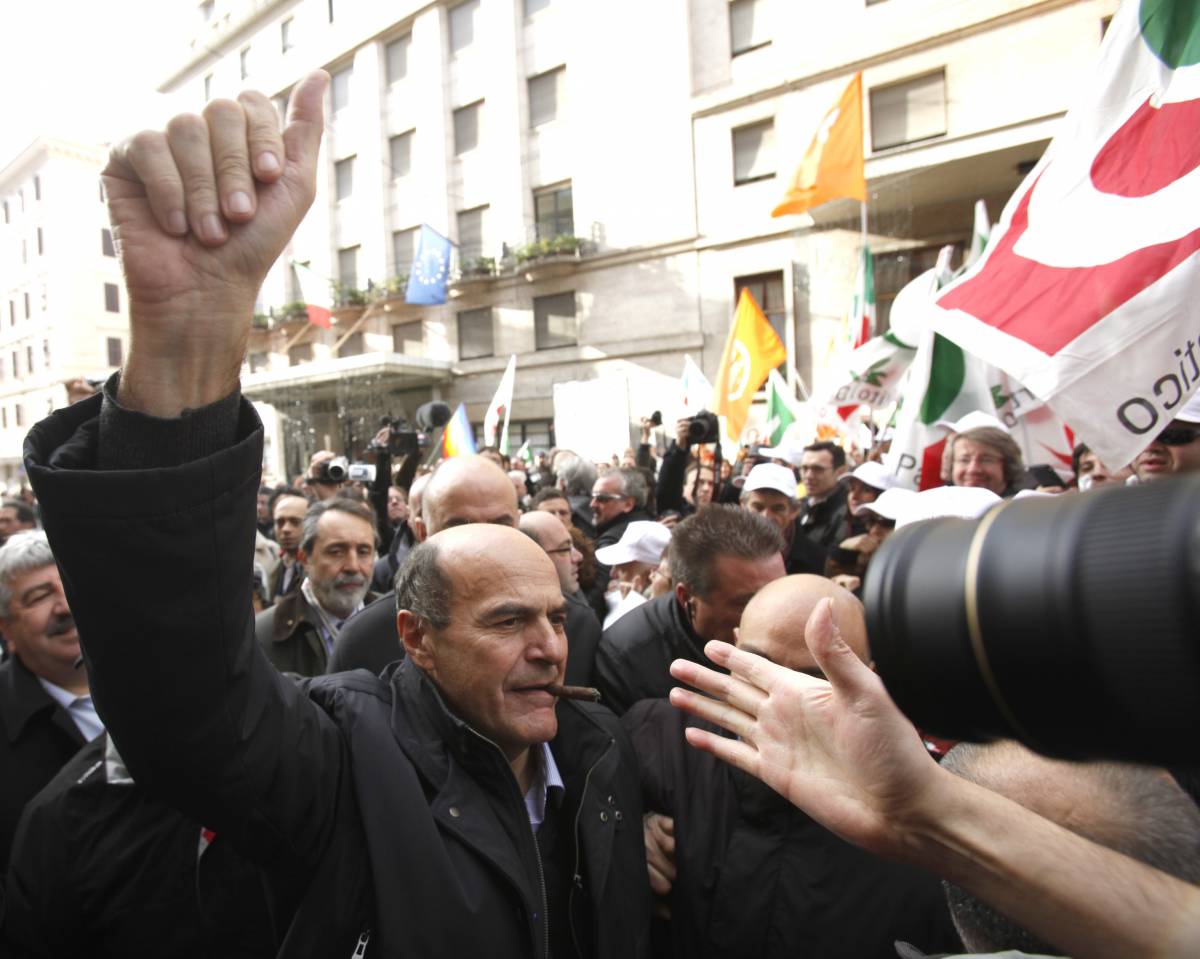 Il Pd va in piazza: crisi governo è merito nostro 
Renzi va e poi lascia: "Devo vedere Benigni..."