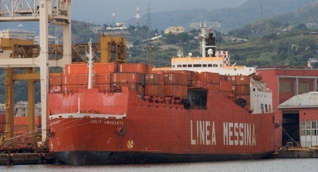 La «Jolly Amaranto» nella tempesta perde container e rischia l’affondamento
