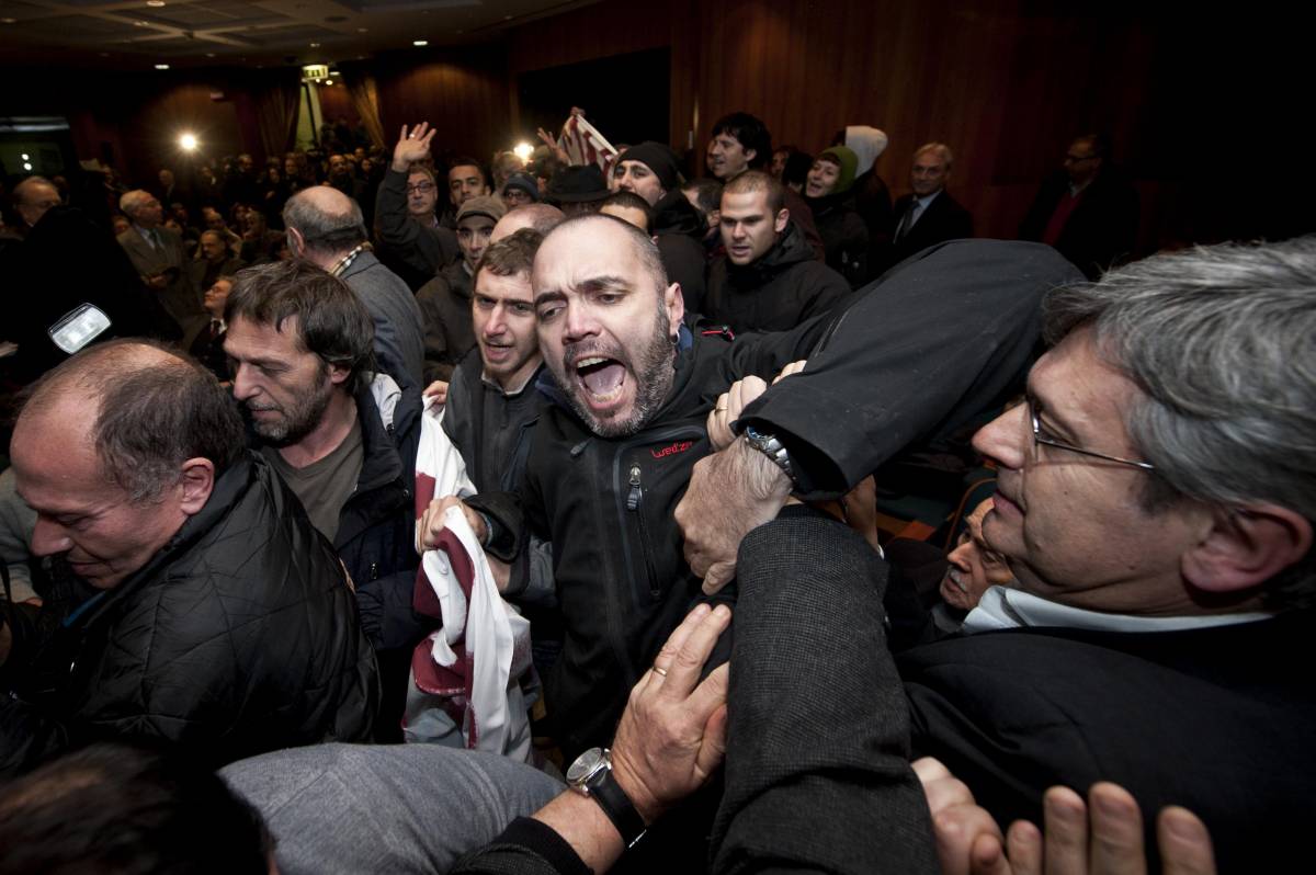 Nuovo attacco a Bonanni: fischiato e contestato 
Scontri con i precari alla presentazione del libro