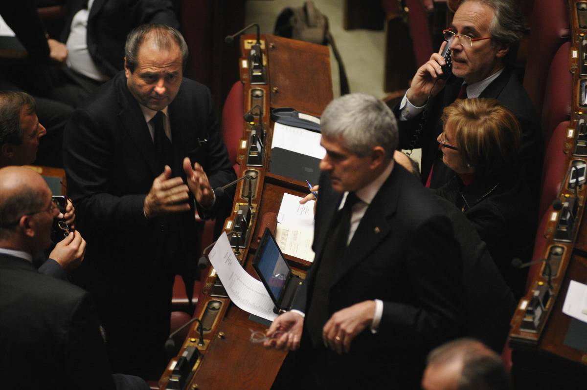 Di Pietro attacca in aula 
Il premier e il Pdl escono 
Bocchino: "Voi traditori"