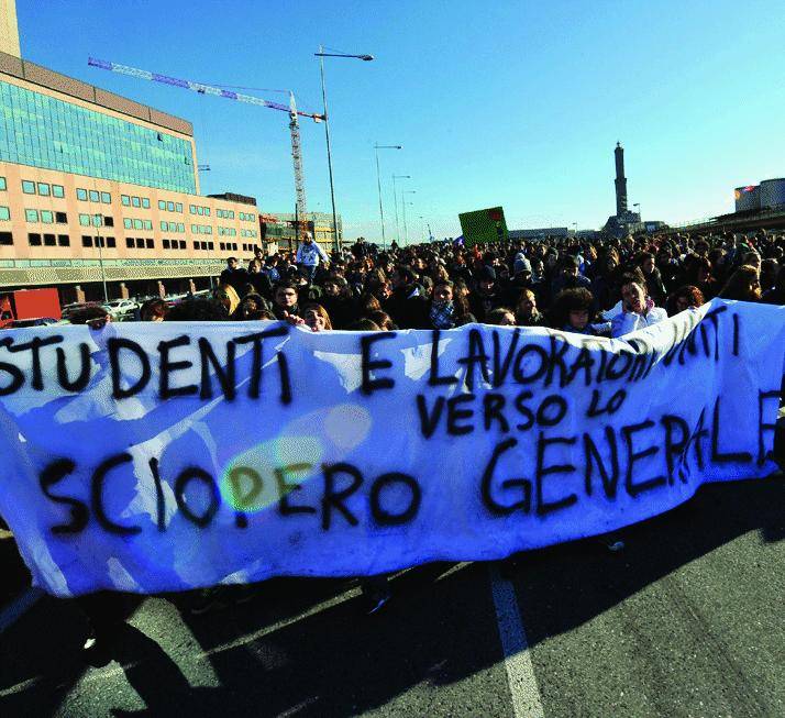 La protesta degli studenti anti-Gelmini blocca porto, traffico e Topolino