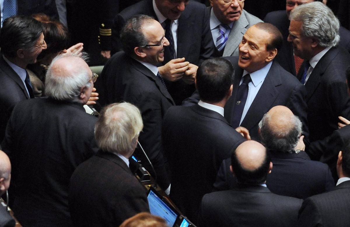 Berlusconi: caccia ai delusi di Fli-Udc 
Fini resta solo, i suoi preparano la fuga