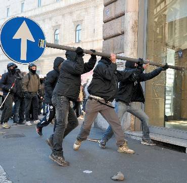 "Poliziotti fra i violenti? La Finocchiaro dice balle"