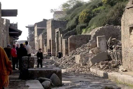 Crolli a Pompei, 9 avvisi garanzia