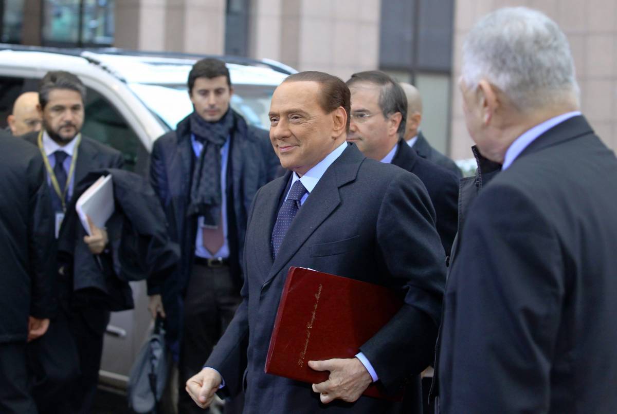 Berlusconi: "Unirò i moderati, no ai pasdaran 
Non c'è stato calciomercato, mai offerto posti"
