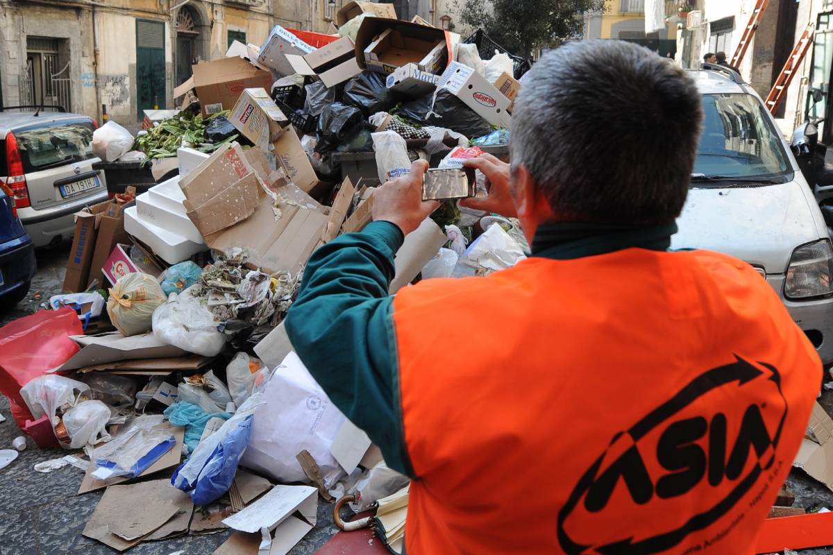 Napoli con i rifiuti alla gola  
e gli spazzini stanno a guardare