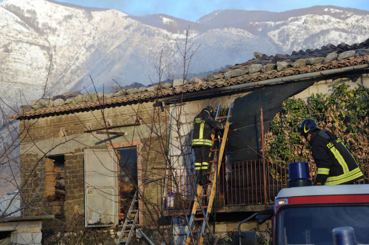 A fuoco casa: morti 
madre e 4 figli. "Papà 
stiamo bruciando"