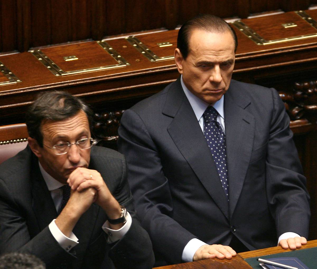 Berlusconi: "Fli è destinato a scomparire" 
Intercettazioni, botta e risposta con Fini