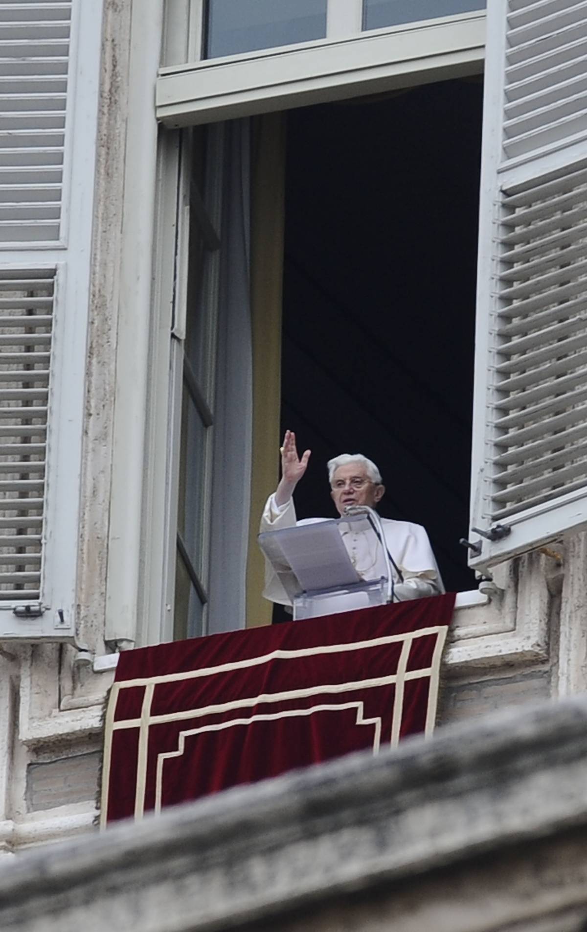 Abusi sessuali, il Papa: 
"La Chiesa ha sbagliato 
ma la società è amorale"