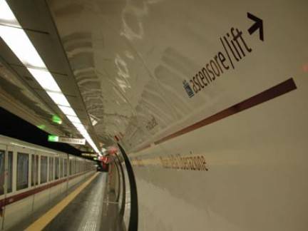 Allarme a Roma: trovato ordigno nel metrò 
Il sindaco Alemanno: "Non poteva esplodere"