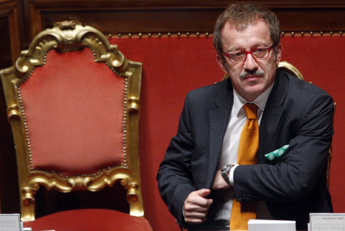 La Lega spiazza il premier: Maroni alla Camera 
L'affondo su Fini: "Via, non è più imparziale"