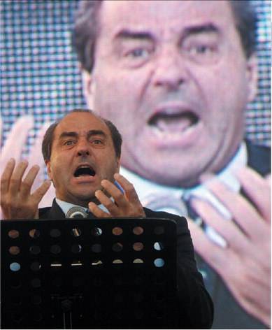 Di Pietro come Craxi: bersagliato con monetine