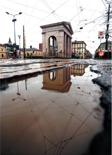 Sotto l’albero... le buche. La gimkana dei milanesi nelle strade della città