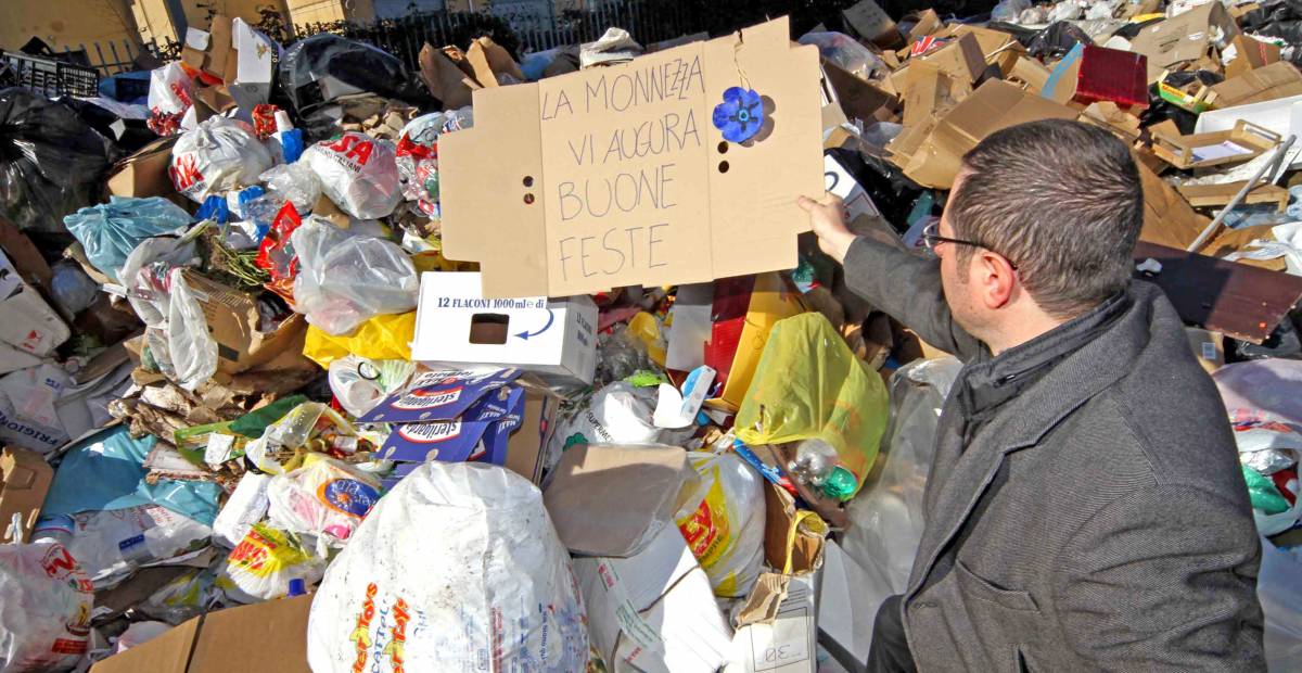 Caos rifiuti, il premier: 
"Qualcuno ci ostacola" 
Crisi risolta entro il 31