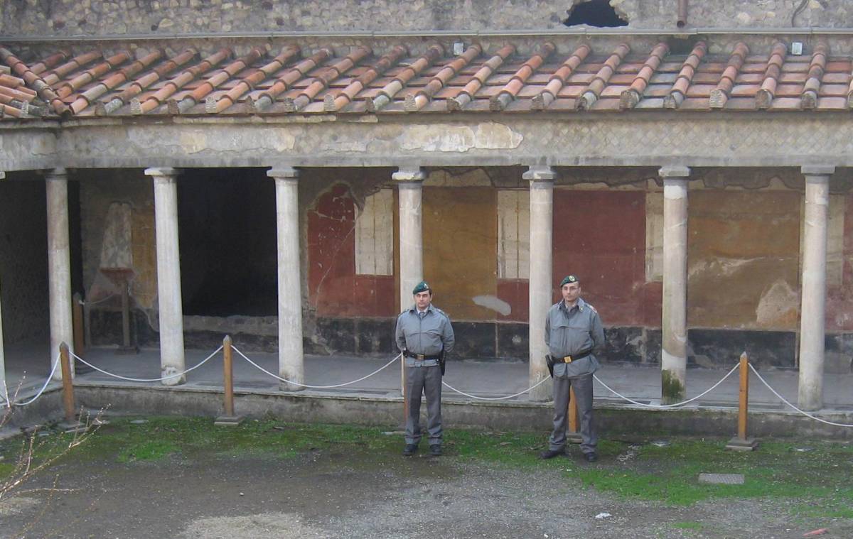 Pompei crolla sotto le truffe sindacali