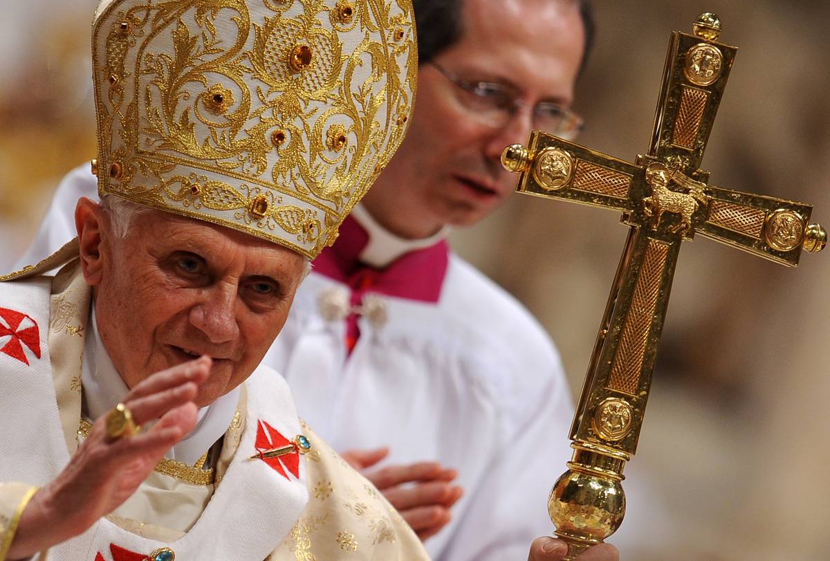 Il Papa: "La strage contro i cristiani 
è un'offesa fatta a Dio e all'umanità" 
L'imam di Al Azhar: no a ingerenze