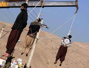 Iran, prime impiccagioni: 
giustiziati sette uomini 
L'anno scorso 179 morti