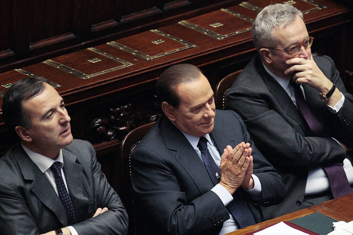 Fiducia doppia per Berlusconi, Fli spaccato 
"Allargare maggioranza. Fini? Porta chiusa"