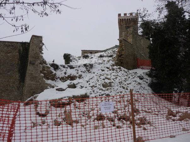 Crolla un altro castello, ma nel Pd nessuno lascia