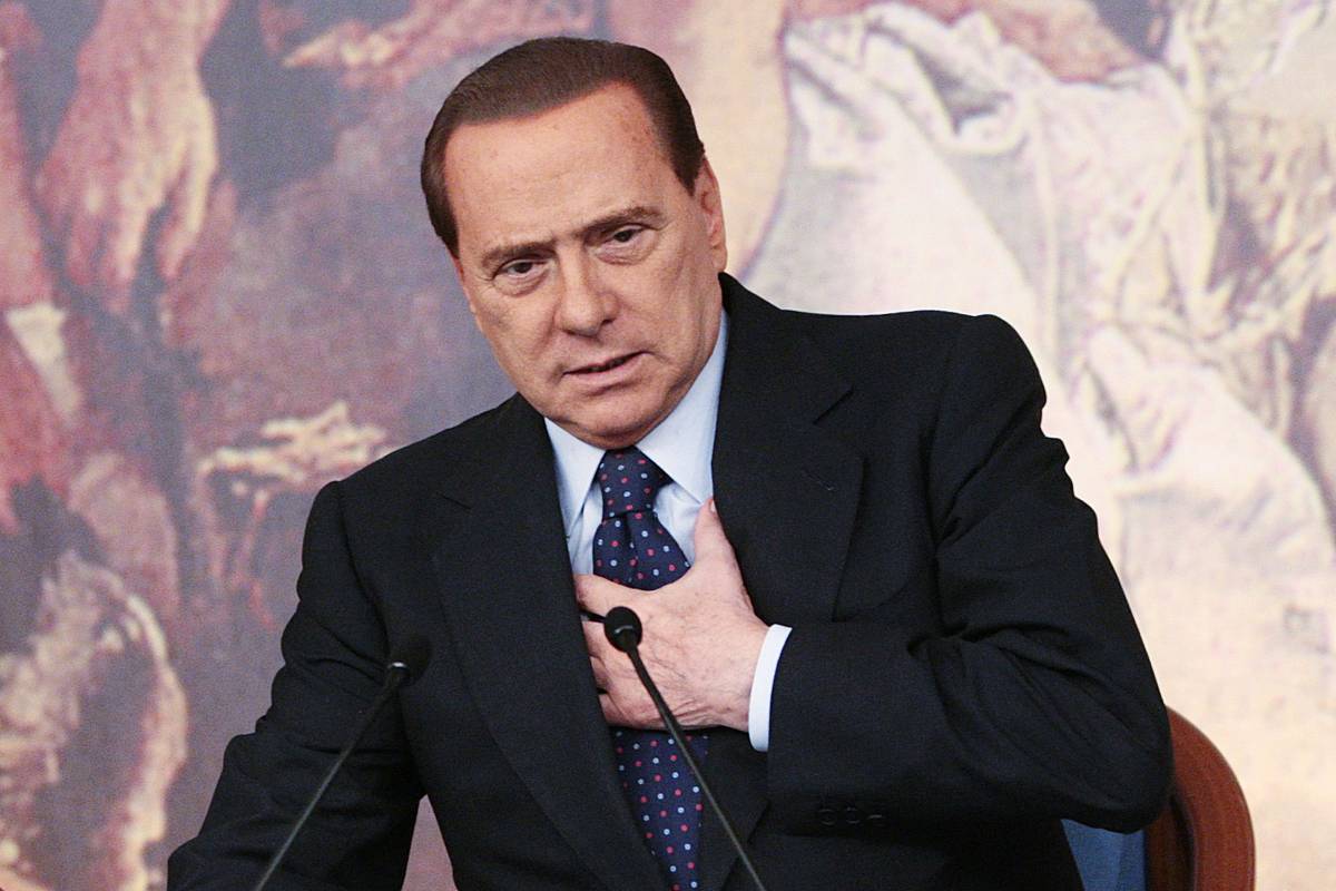 Berlusconi: "I comunisti esistono ancora" 
Il compagno in cachemire se la gode a S. Moritz 