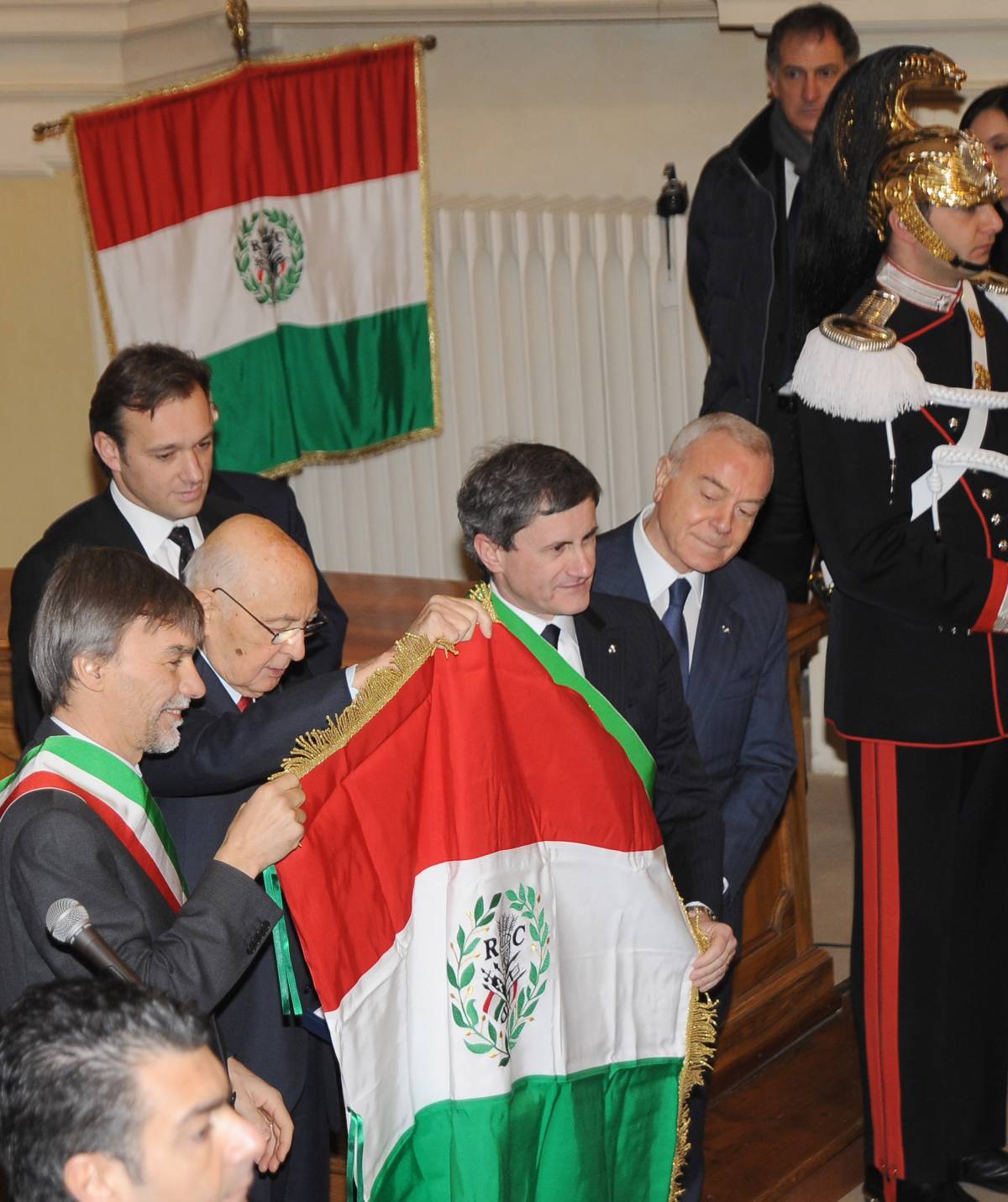 Pioggia di polemiche su Napolitano 
Ecco chi ha umiliato il Tricolore